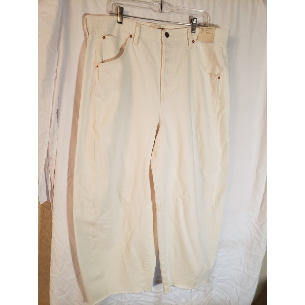 Women's Universal Threads White High Rise Raw Hem Curved Leg Jeans Size 16